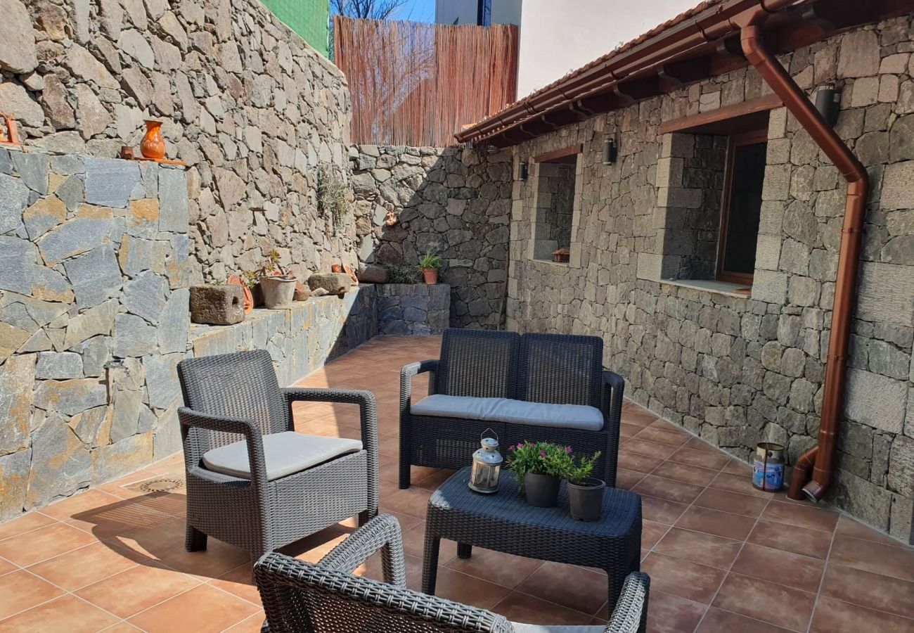 House in Teror - Cozy 2BR House with Terrace | BBQ | Hiking