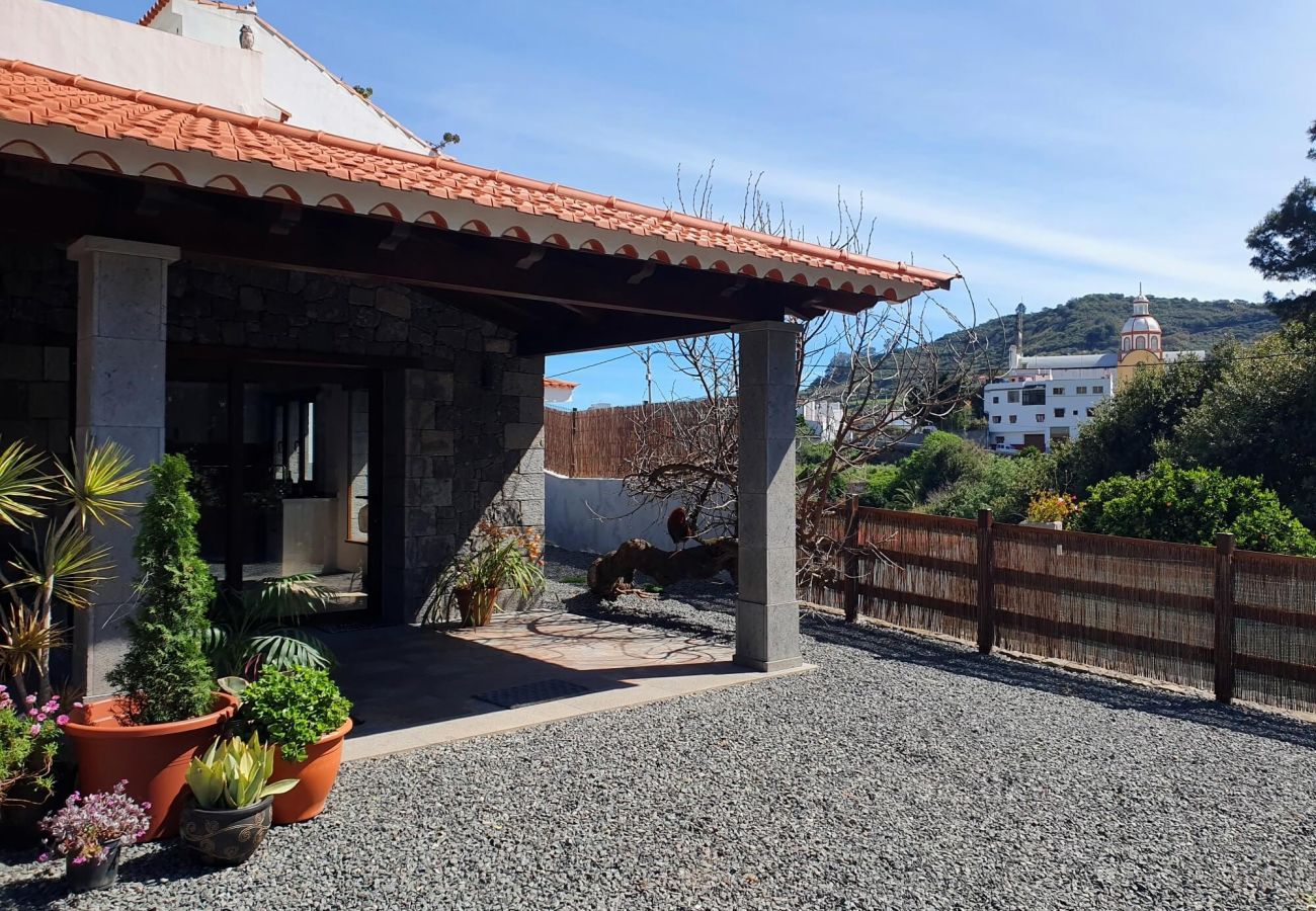 House in Teror - Cozy 2BR House with Terrace | BBQ | Hiking