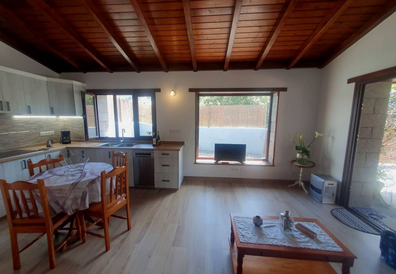 House in Teror - Cozy 2BR House with Terrace | BBQ | Hiking