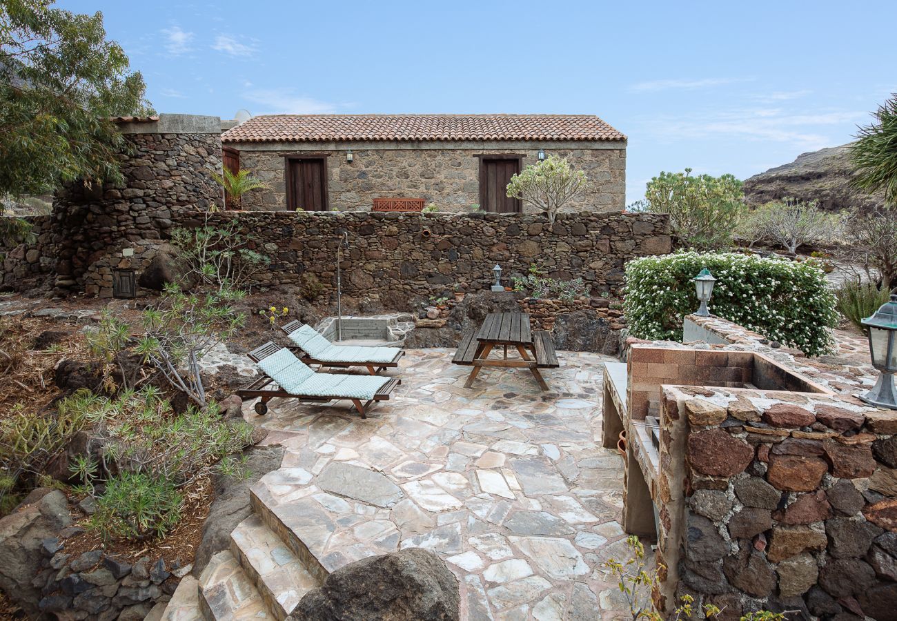 House in San Nicolas de Tolentino - Exclusive Rural House with terrace and barbecue ideal for disconnecting in Tasarte