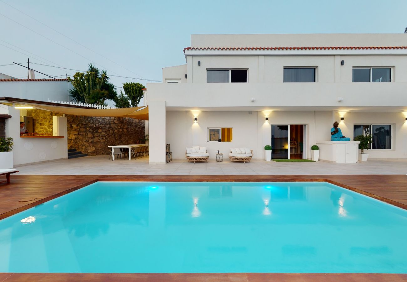 Villa in Maspalomas - Sunset Paradise Villa 6BR | Pool & Spa | Fitness | Football