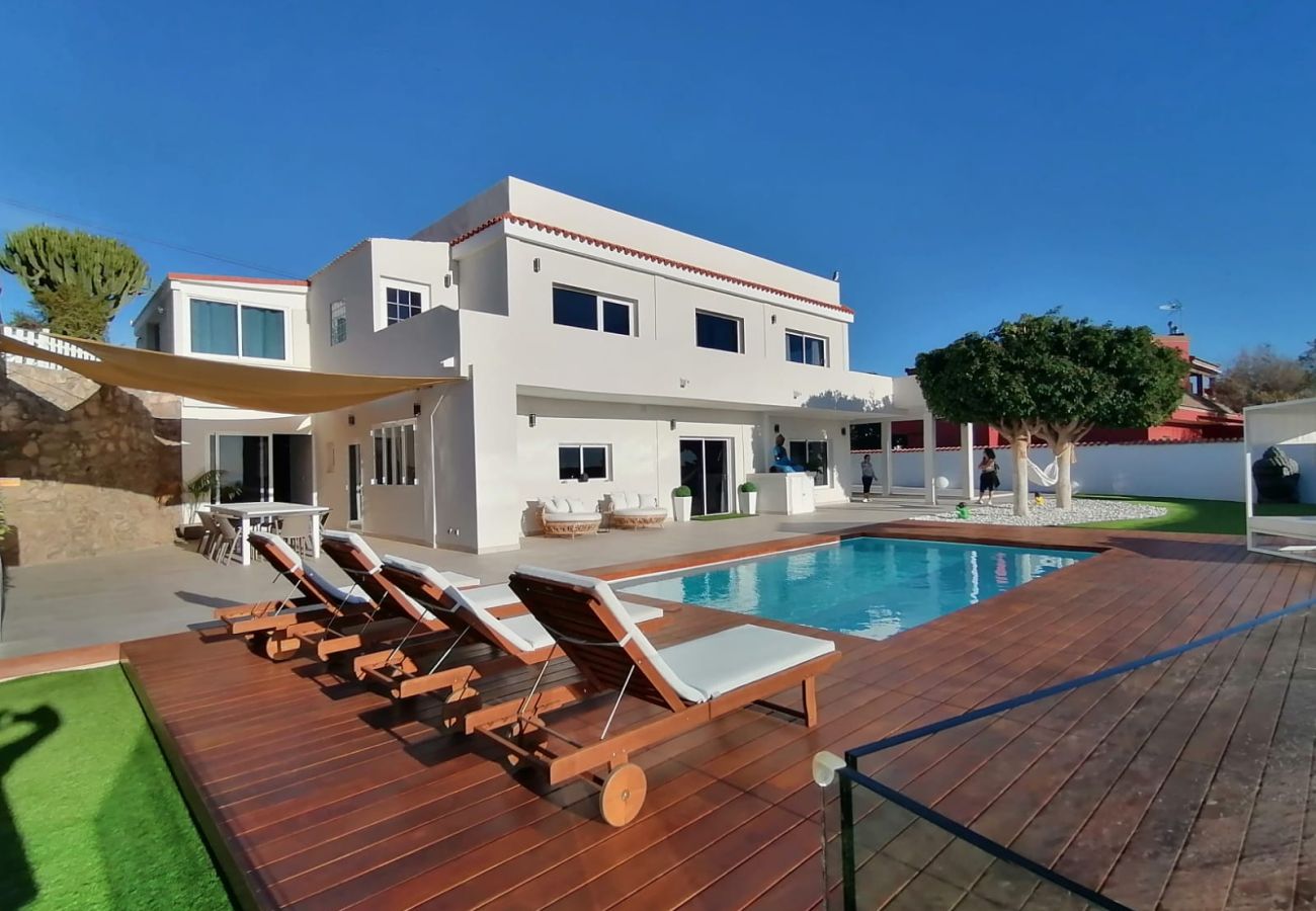 Villa in Maspalomas - Sunset Paradise Villa 6BR | Pool & Spa | Fitness | Football