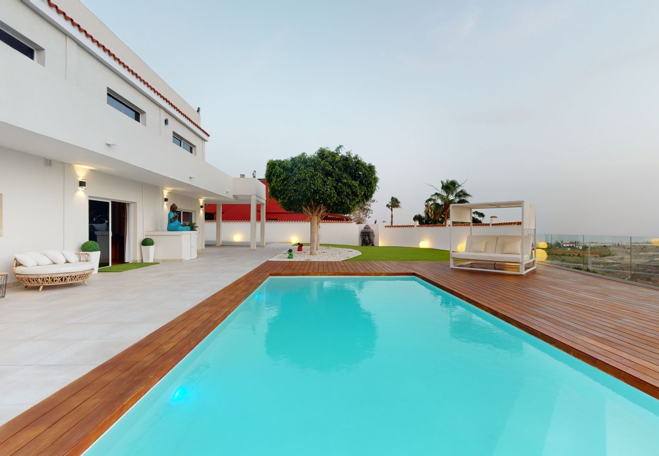 Villa in Maspalomas - Sunset Paradise Villa 6BR | Pool & Spa | Fitness | Football