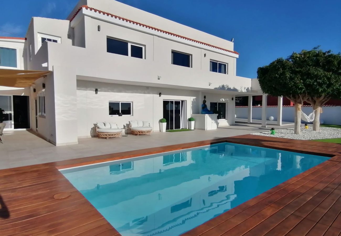 Villa in Maspalomas - Sunset Paradise Villa 6BR | Pool & Spa | Fitness | Football