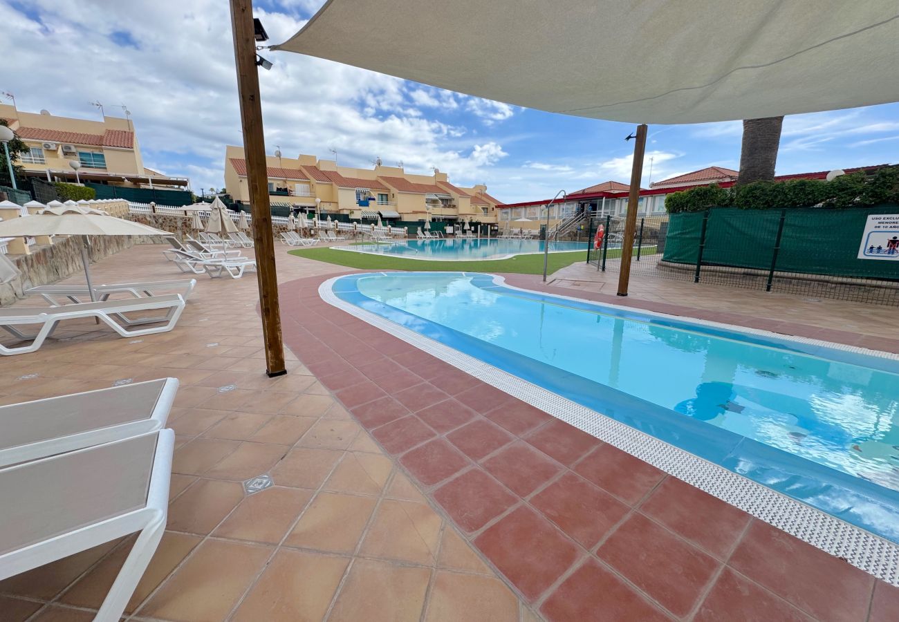 Bungalow in San Bartolomé de Tirajana - Exclusive 1 bedroom flat with terrace, swimming pool and air conditioning.