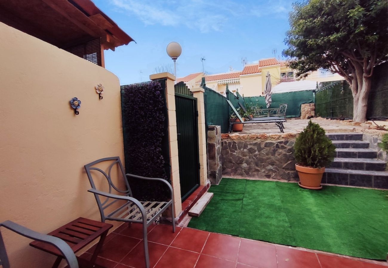 Bungalow in San Bartolomé de Tirajana - Exclusive 1 bedroom flat with terrace, swimming pool and air conditioning.