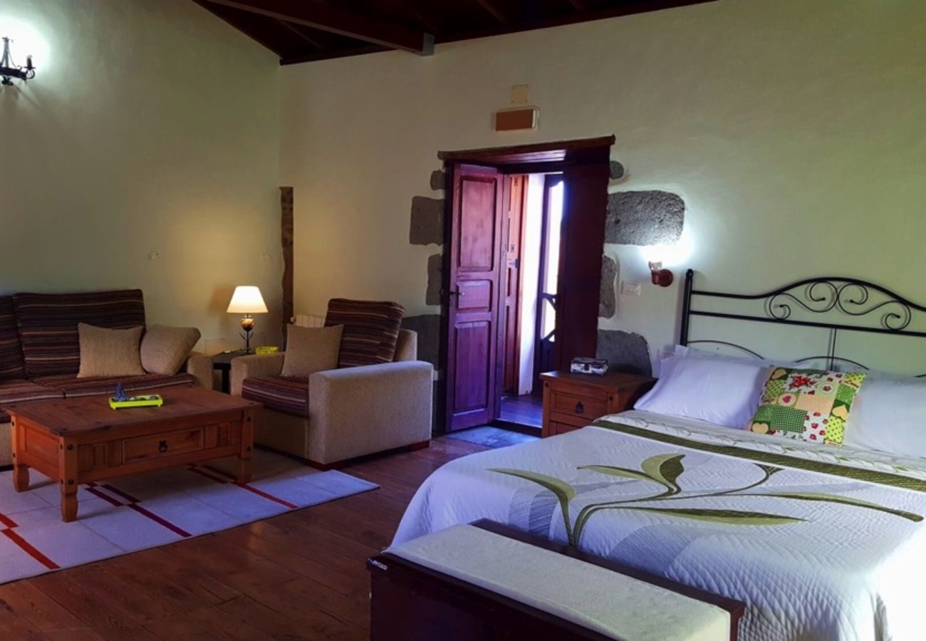 Cottage in Santa María de Guía - Rural Casona in a relaxed and peaceful setting