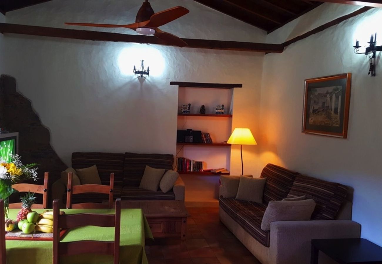 Cottage in Santa María de Guía - Rural Casona in a relaxed and peaceful setting